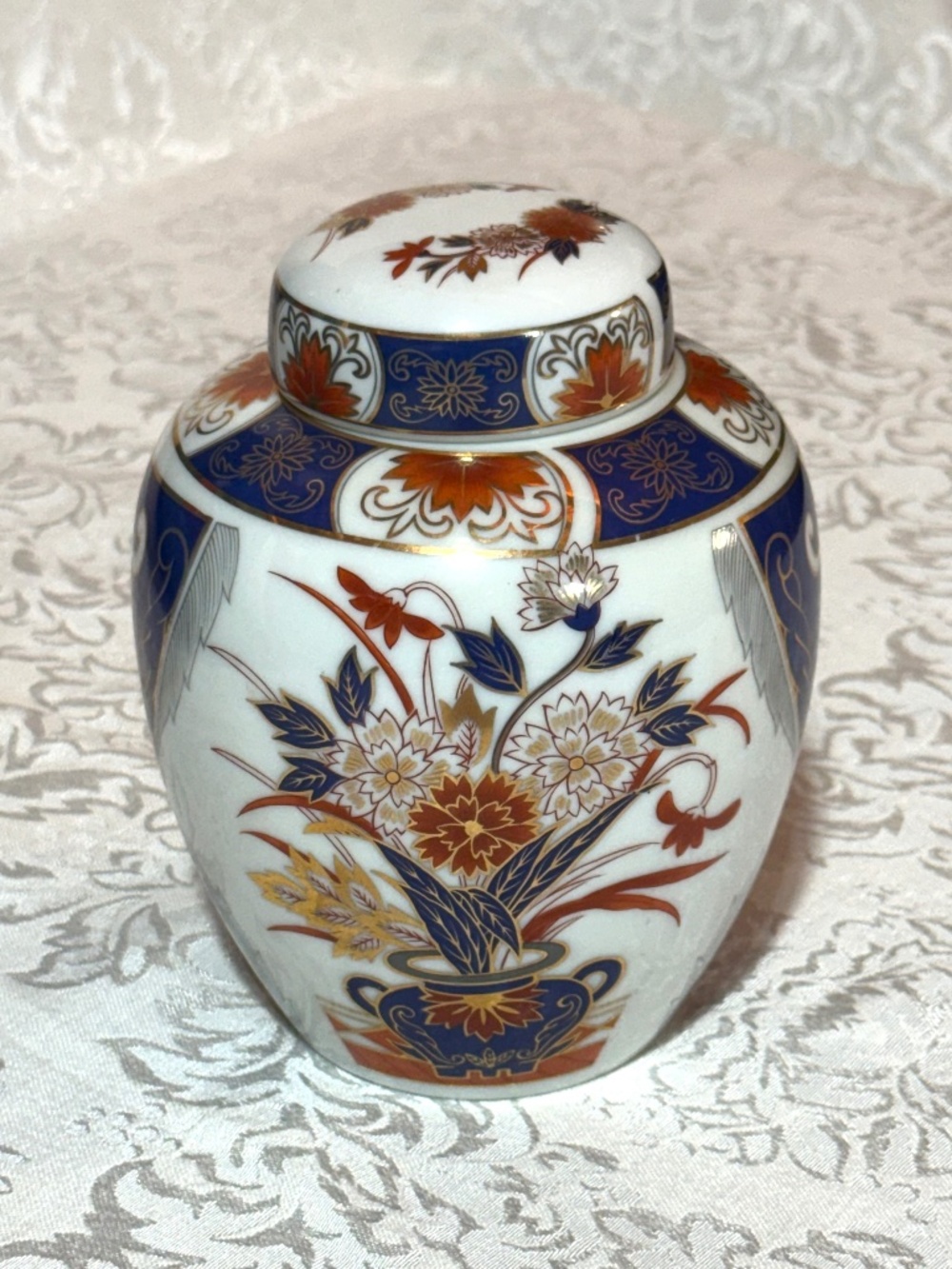Ginger jar with lid Porcelain Japanese Imari Style Handpainted Floral Motifs